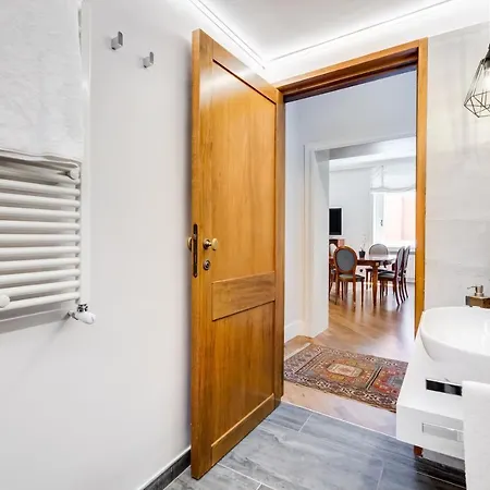 Stunning Modern 2 Bed Flat At The Colosseum * Rom